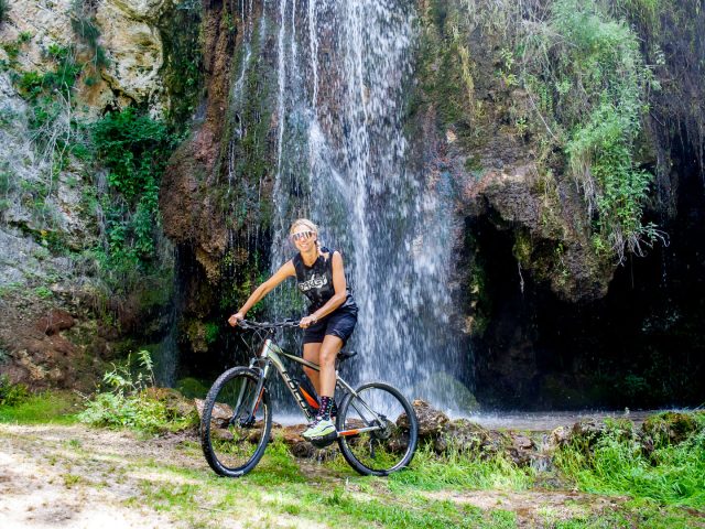 In E-Bike alla Cascata Dello Schizzataro e al Tempietto di Sant’Eusanio