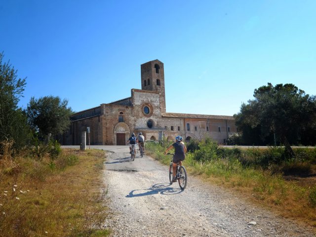 In E-Bike nella Valle delle Abbazie