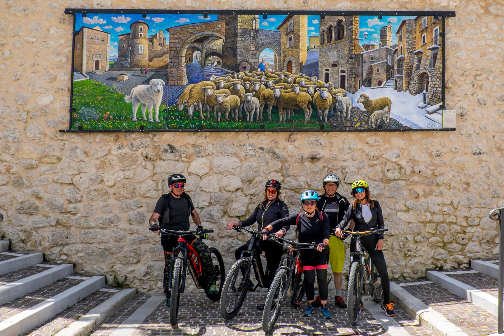 In E-Bike giro dei tre Borghi,  Santo Stefano di Sessanio , Castel del Monte e  Rocca Calascio