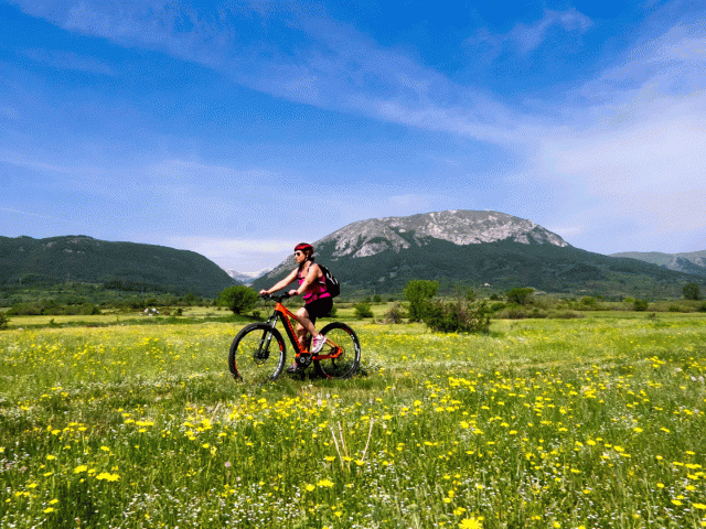 In E-Bike nell' Altopiano delle Rocche nel Parco Sirente Velino