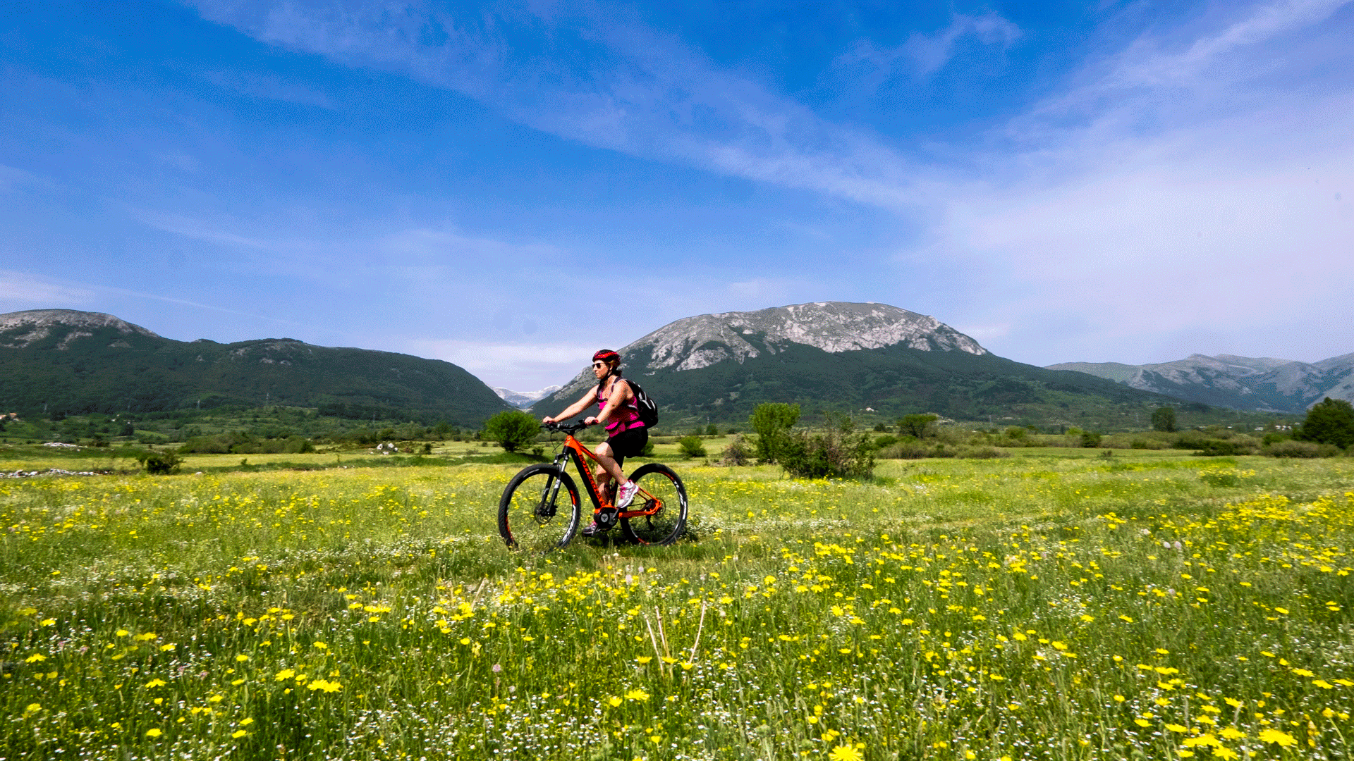 In E-Bike nell' Altopiano delle Rocche nel Parco Sirente Velino
