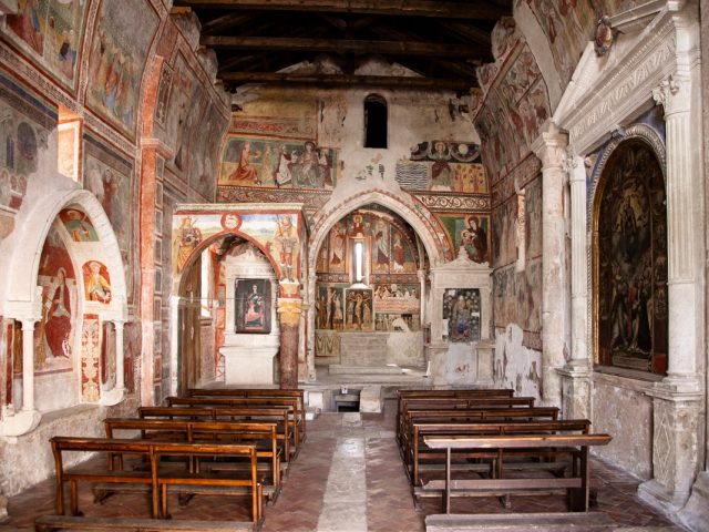 Abruzzo da vedere - Chiesa di Santa Maria ad Cryptas