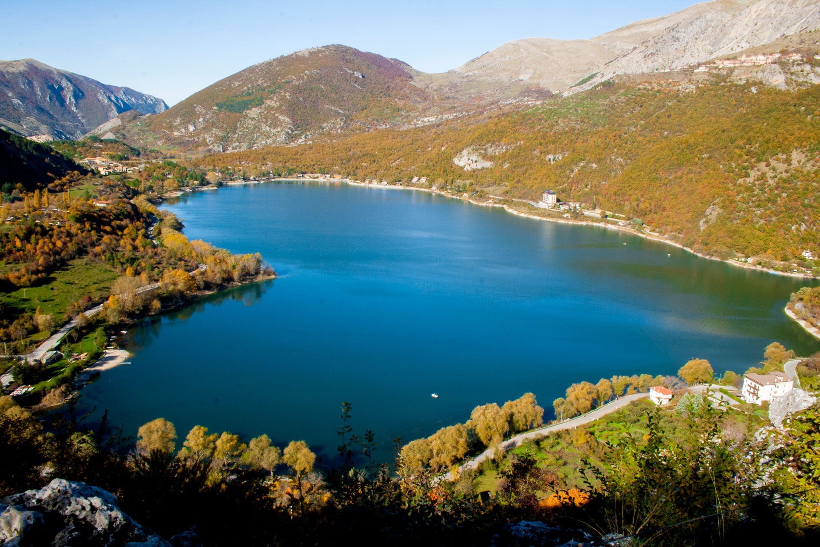 Abruzzo da vedere  - Lago di Scanno, Villa Lago e L'eremo di San Domenico
