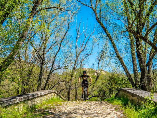 In E-Bike sui Tratturi fra la Piana di Navelli e la fondo Valle Aterno