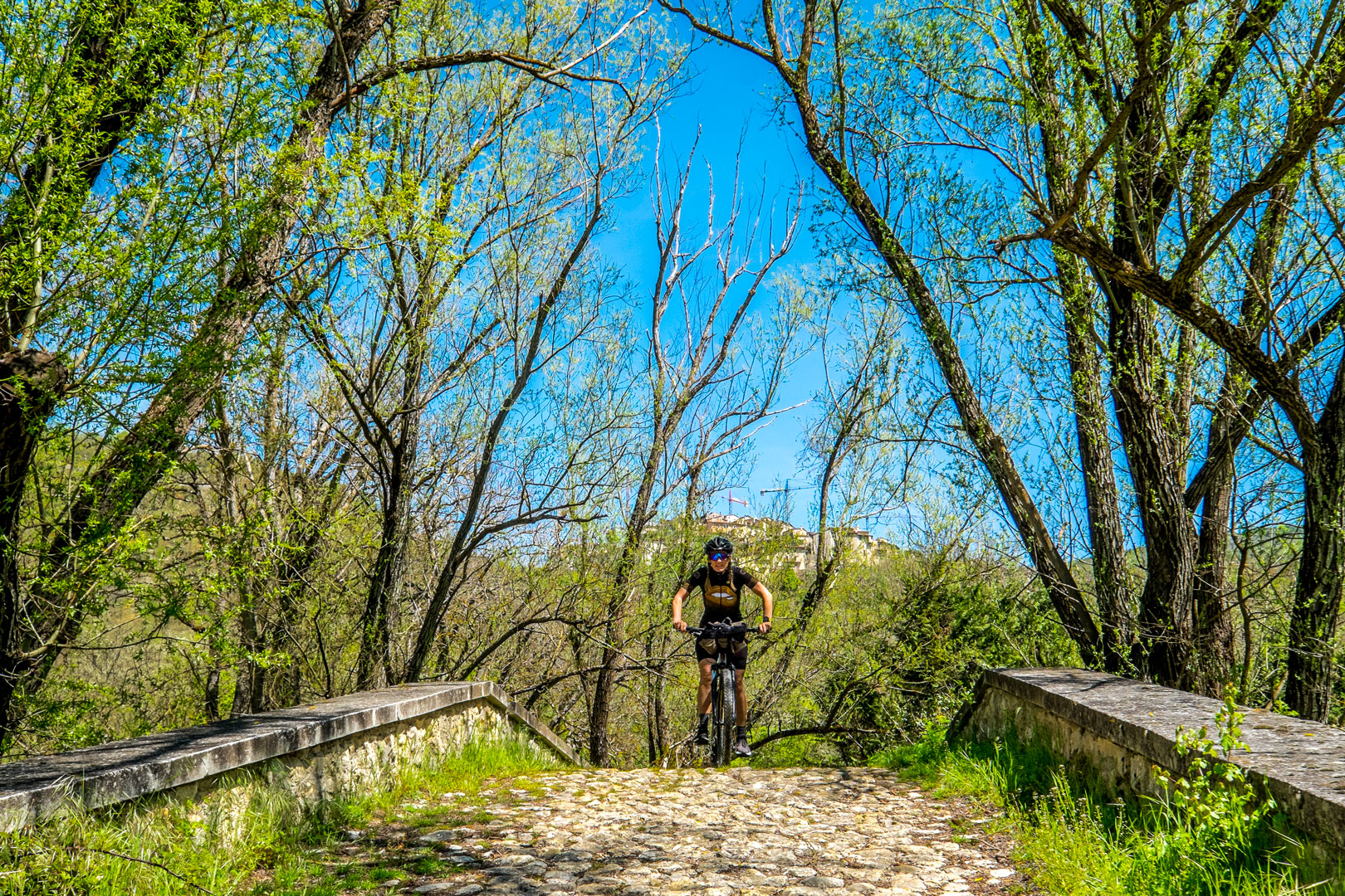 In E-Bike sui Tratturi fra la Piana di Navelli e la fondo Valle Aterno