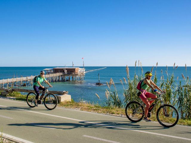 in E-BIKE sulla suggestiva Costa dei Trabocchi Da Ortona a Punta Aderci passando per la Lecceta di Torino di Sangro.